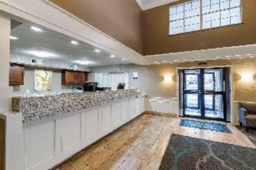 Quality Inn & Suites Des Moines - Merle Hay Road image 11