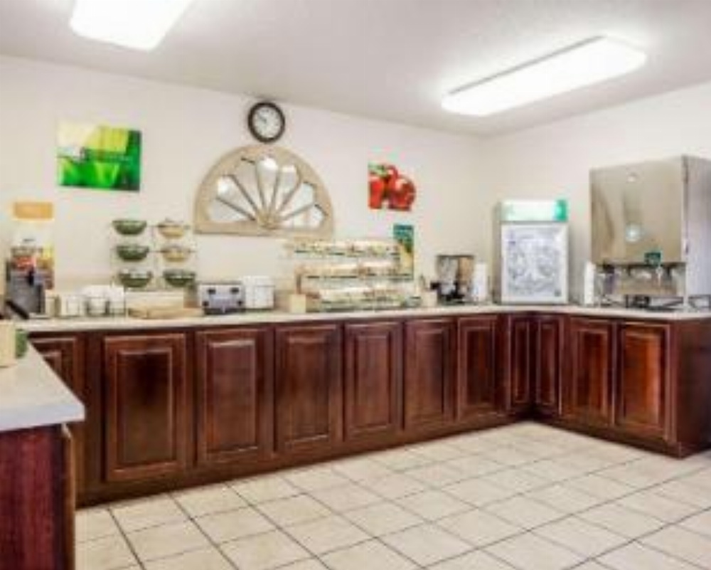 Quality Inn & Suites Des Moines - Merle Hay Road Image 12