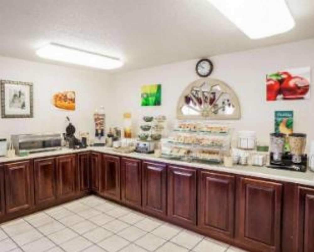 Quality Inn & Suites Des Moines - Merle Hay Road Image 18
