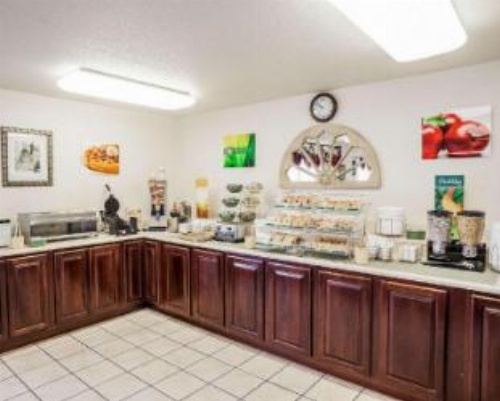 Quality Inn & Suites Des Moines - Merle Hay Road image 18