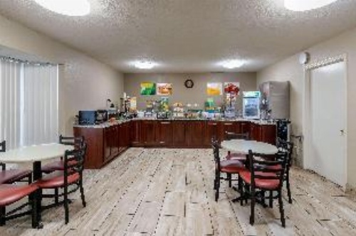 Quality Inn & Suites Des Moines - Merle Hay Road image 3