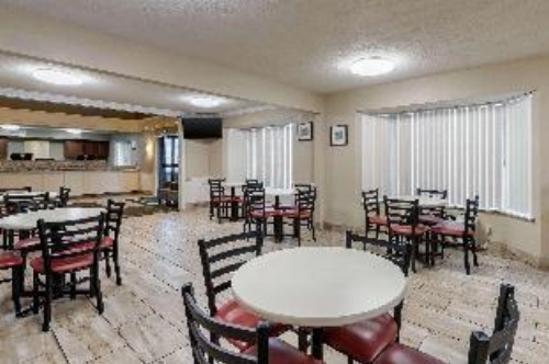 Quality Inn & Suites Des Moines - Merle Hay Road image 4