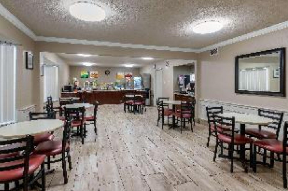 Quality Inn & Suites Des Moines - Merle Hay Road