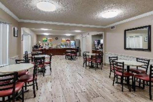 Quality Inn & Suites Des Moines - Merle Hay Road image 5